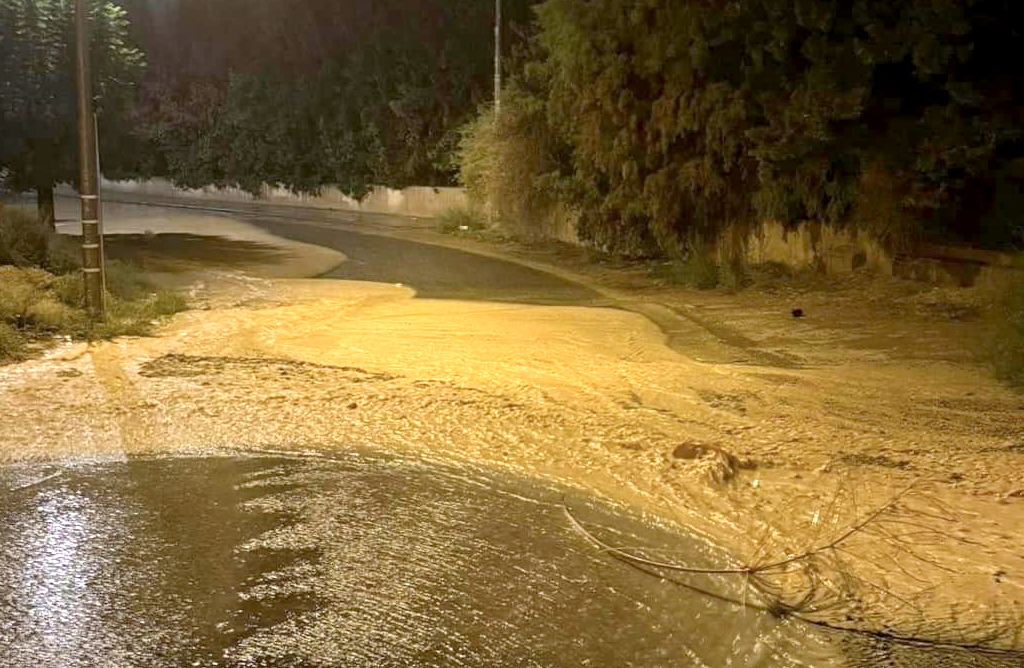 La carretera RM-D22 que comunica Totana y El Raiguero, en el cruce de la rambla de Lbor, permanece cortada a raz de la lluvia